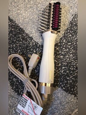Shark White Hot Air Styling Brush for Women - Rotating Volumizer